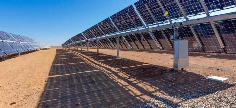 Fileiras de painéis solares